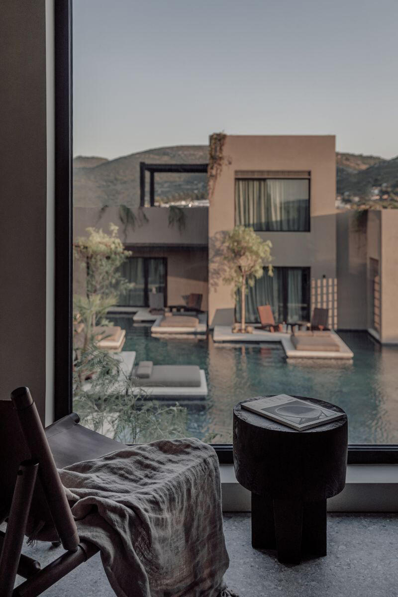 Ausblick von Hotelzimmer in der Casa Cook Samos auf Pool und typische griechische Architektur