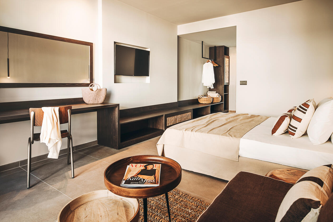 Minimalistisches Hotelschlafzimmer mit Bett und Sitzecke im Cook’s Club Ialysos Rhodos