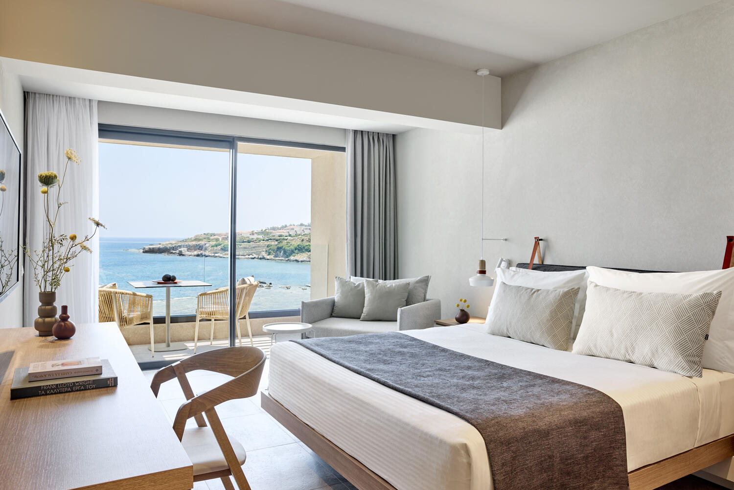 Elissa Lifestyle Resort: Schlafzimmer mit großem Doppelbett und einer großen Terrassentür, die Blick auf das Meer gibt