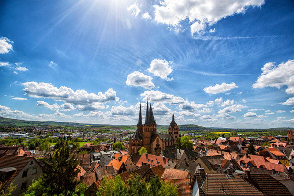 Bunte Stadt im Sonnenschein mit Kirche in der Mitte: Gelnhausen im Spessat