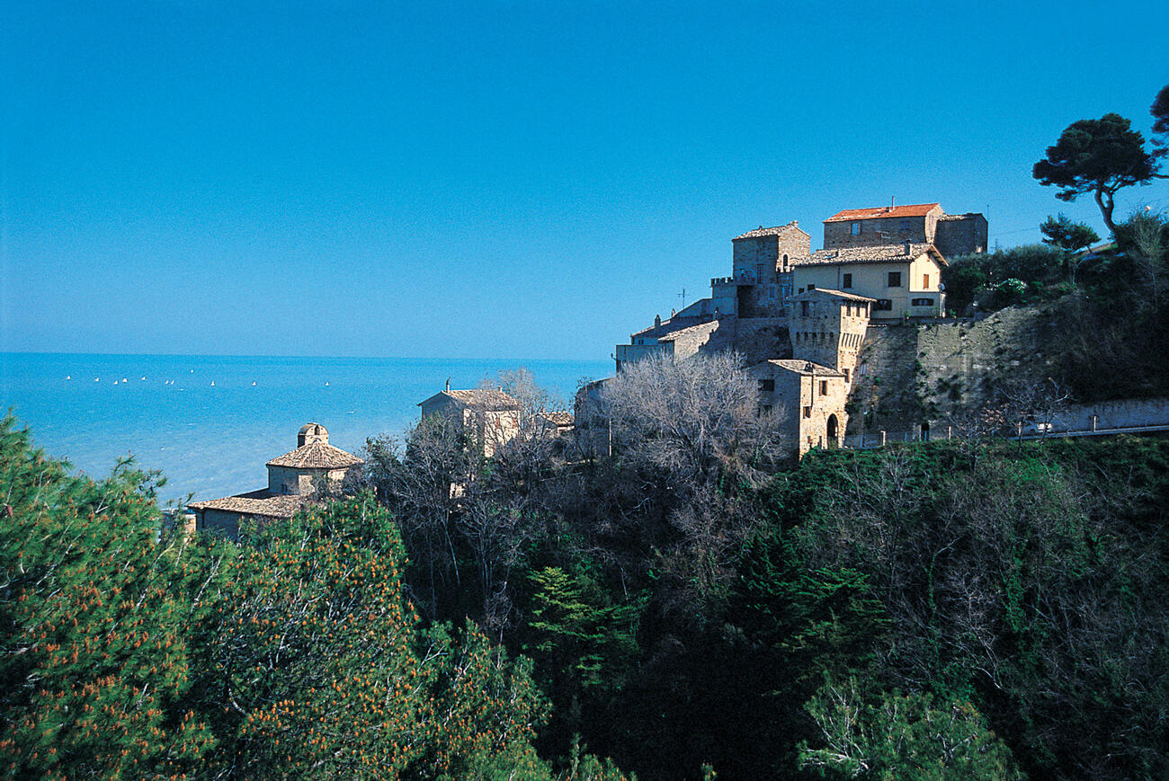 Mittelalterliche Stadt in Italien auf einem Hügel mit Meerblick