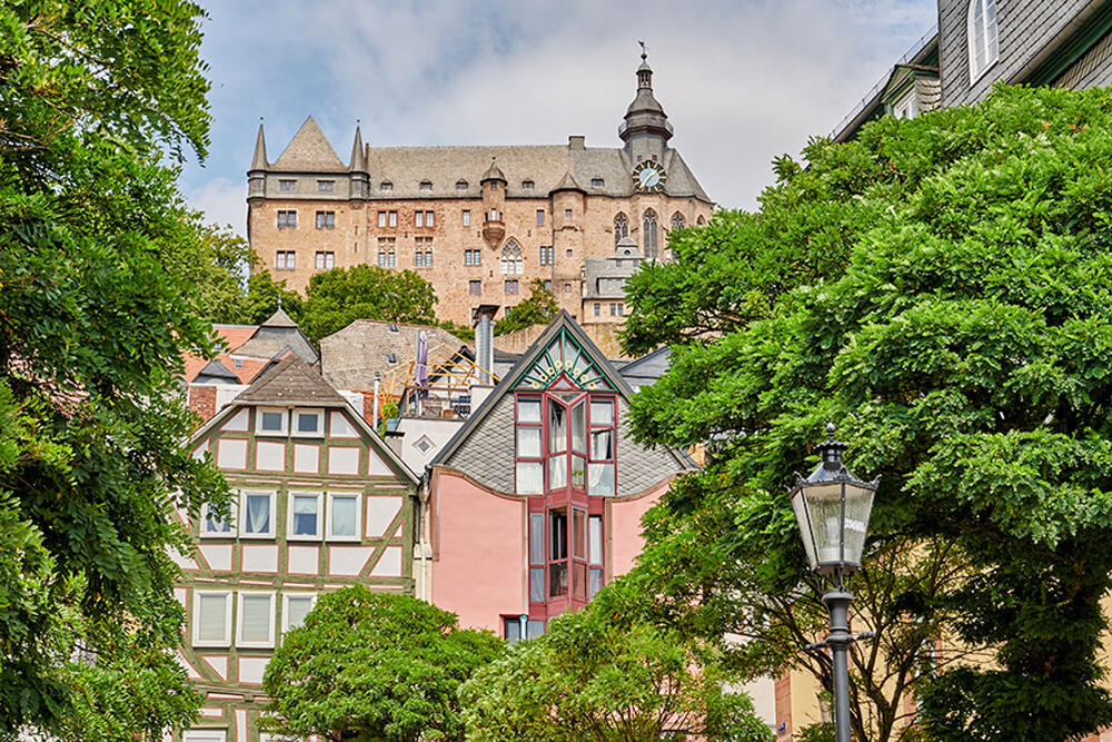 Blick auf historische Altstadt mit bunten Fachwerkhäusern in Marburg