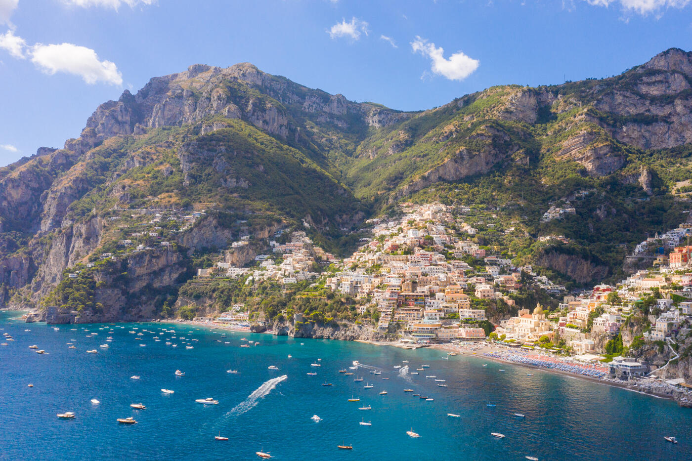 Capri: Blick auf Hügel mit Stadt am Meer.