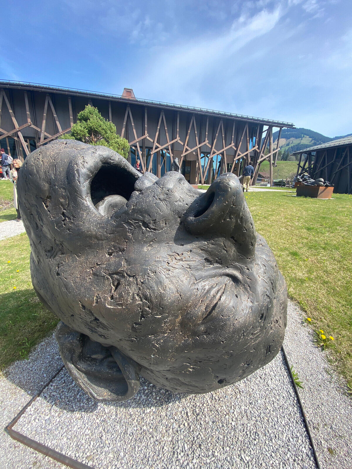 Skulptur von einem umgedrehten Kopf der vor dem Hotel Lator in der Zugspitzregion steht.