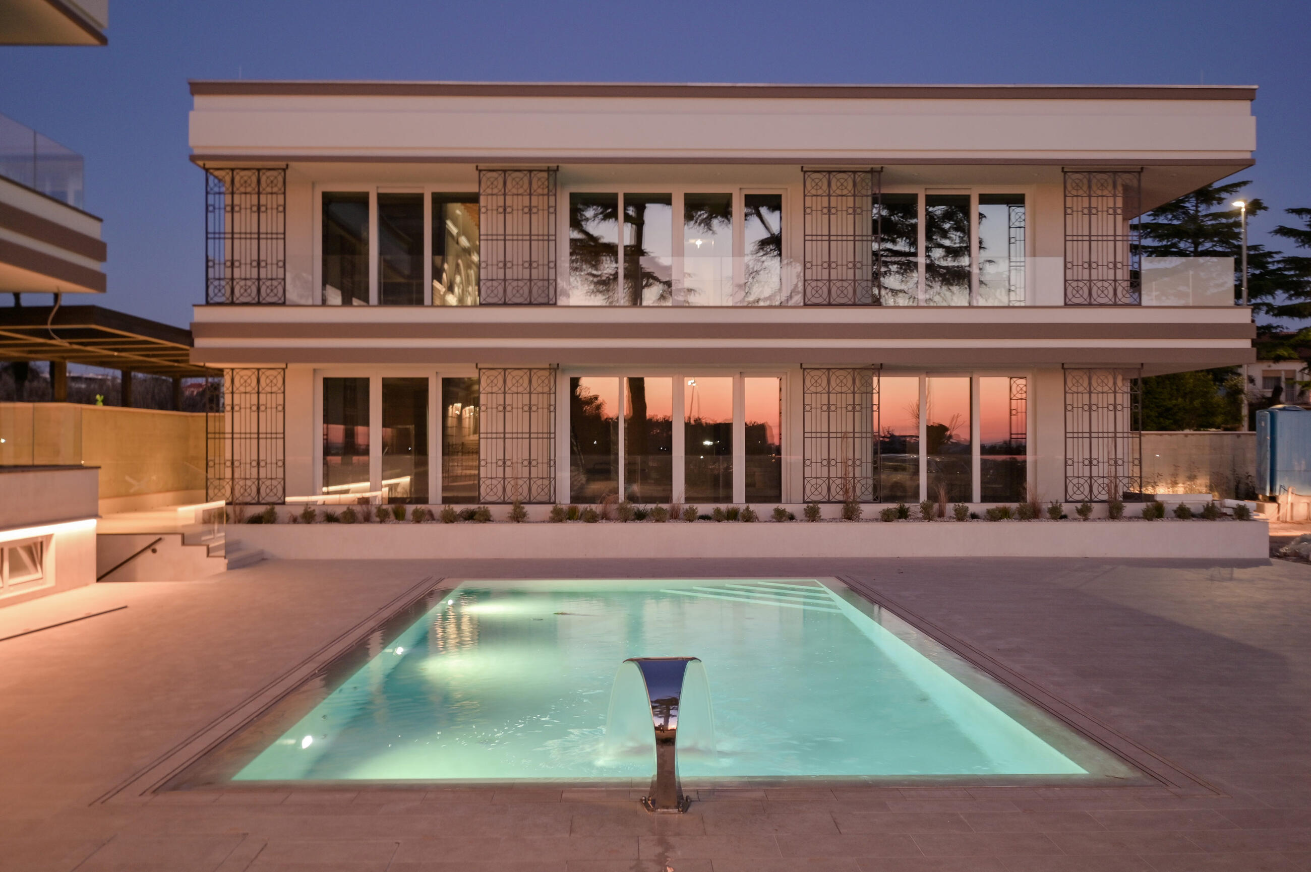 Zweistöckiges weißes Haus mit Pool in der Abendstimmung in Istrien