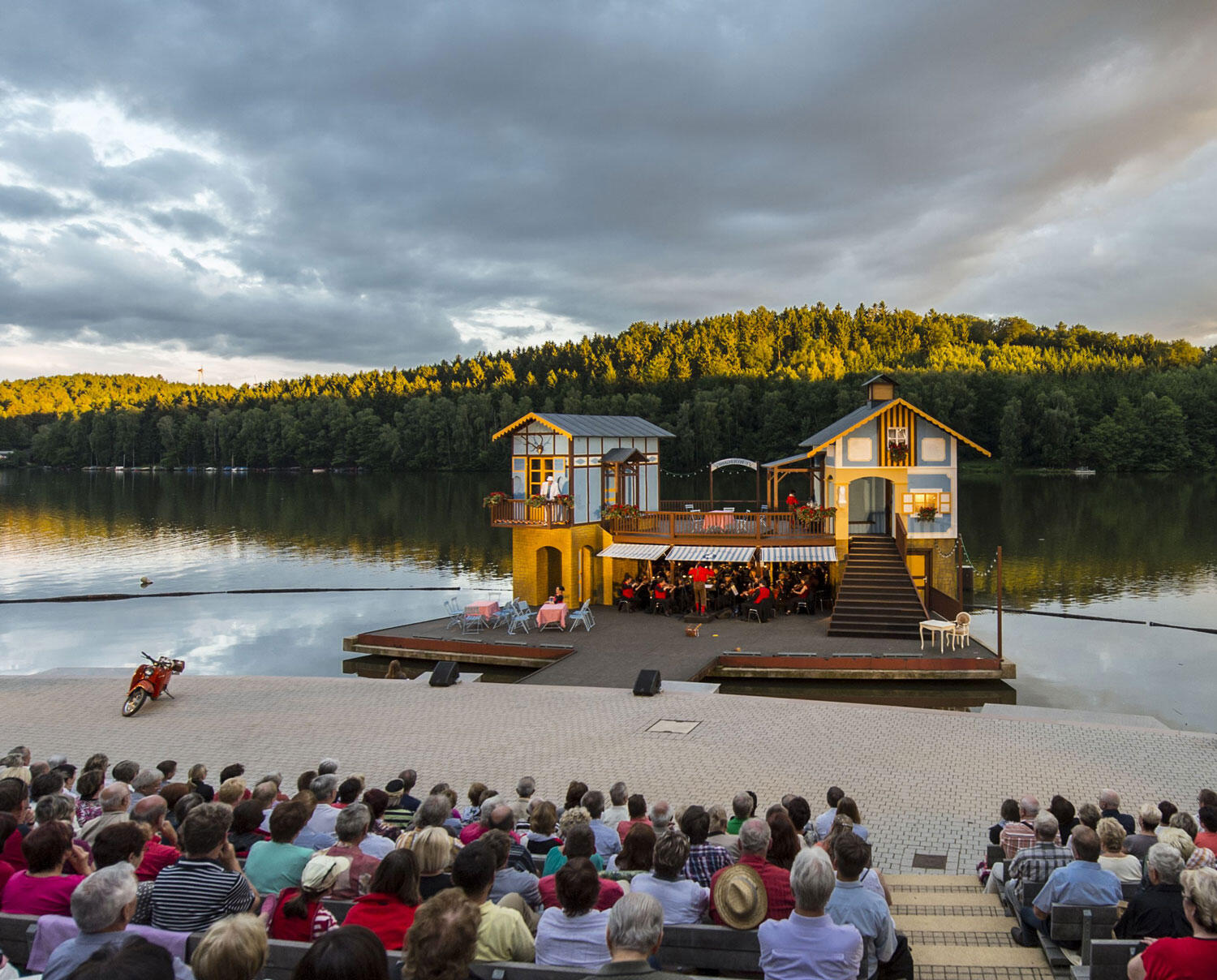 Seebühne mit Publikum im Vordergrund und See im Hingtergrund