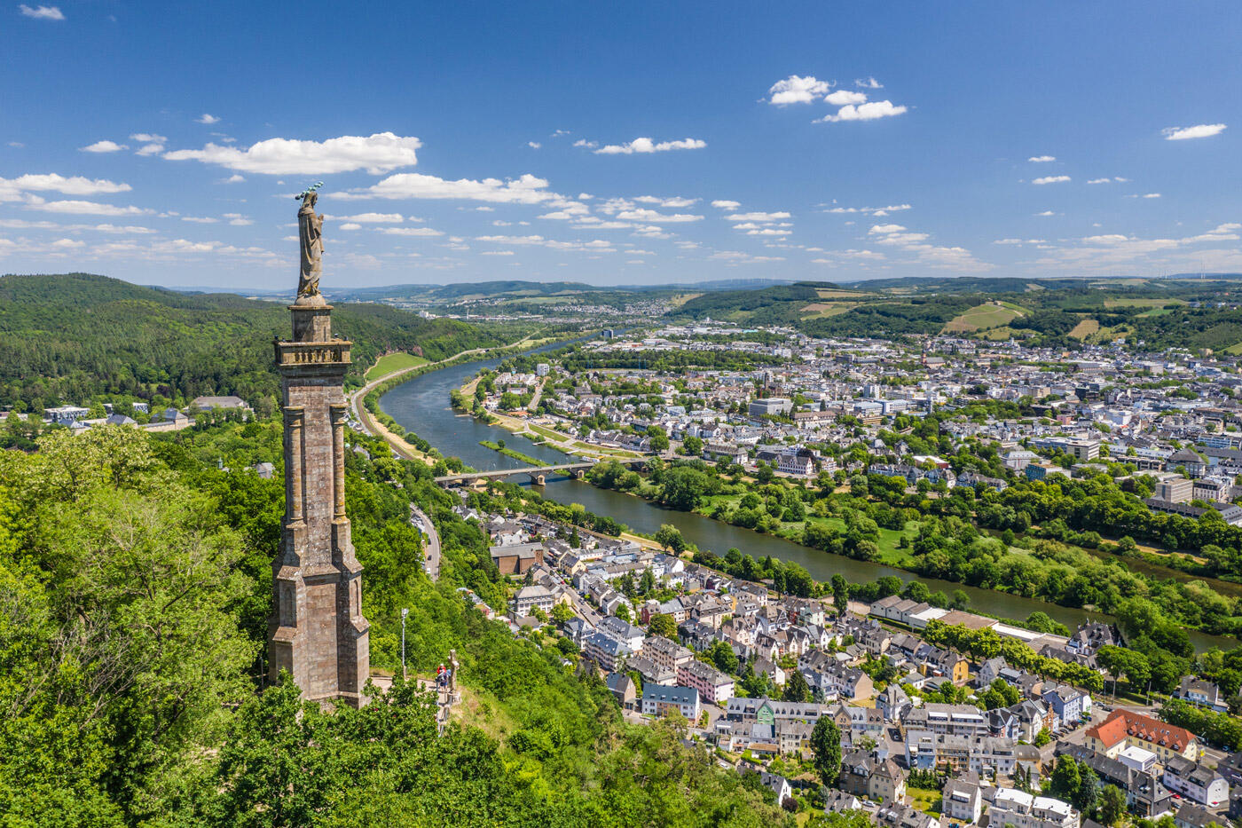 Blick auf eine Säule und auf Trier von oben