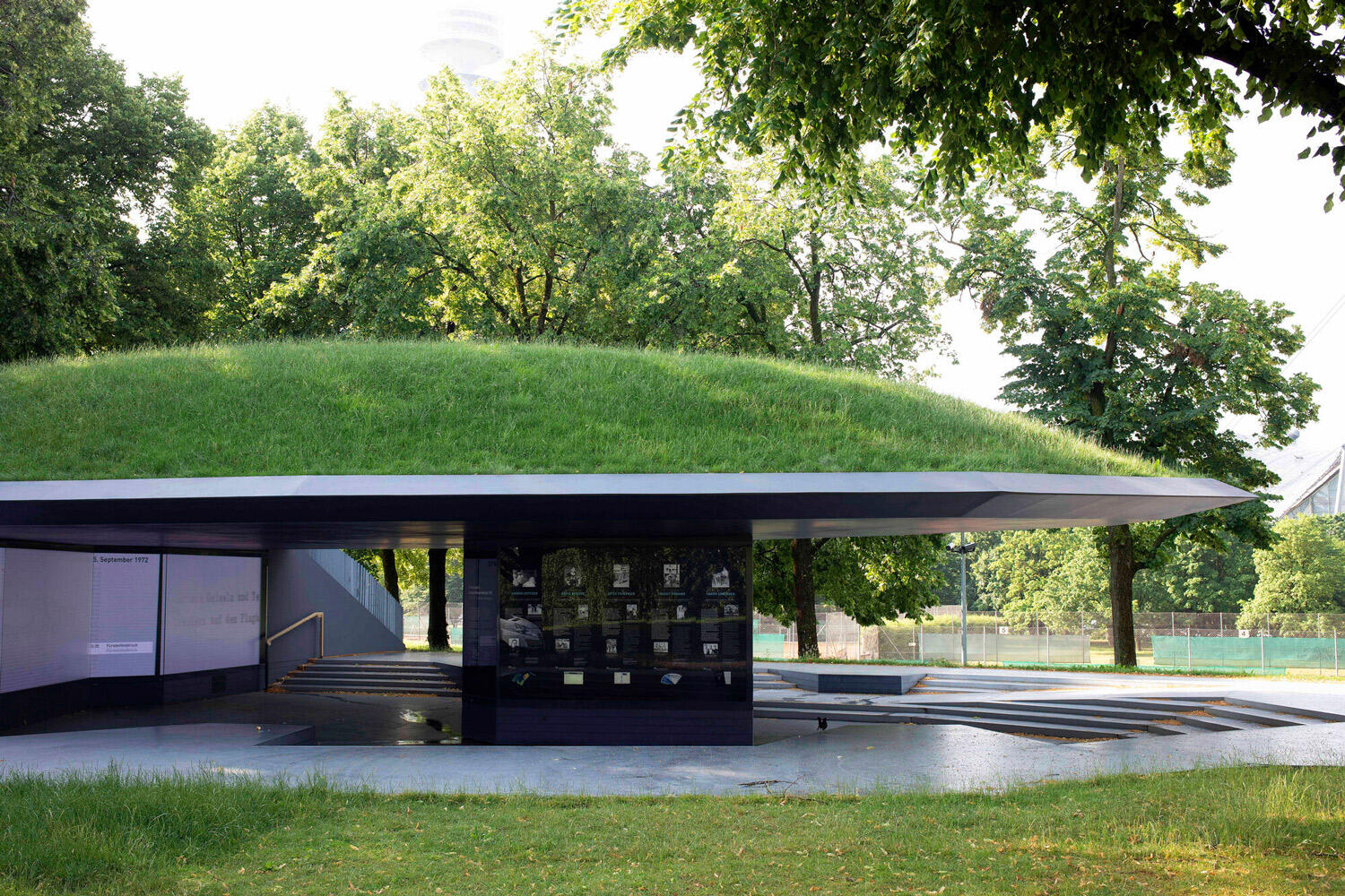 Modernes Gebäude mit Grasdach: Erinnerungsort Olympia Attentat in München