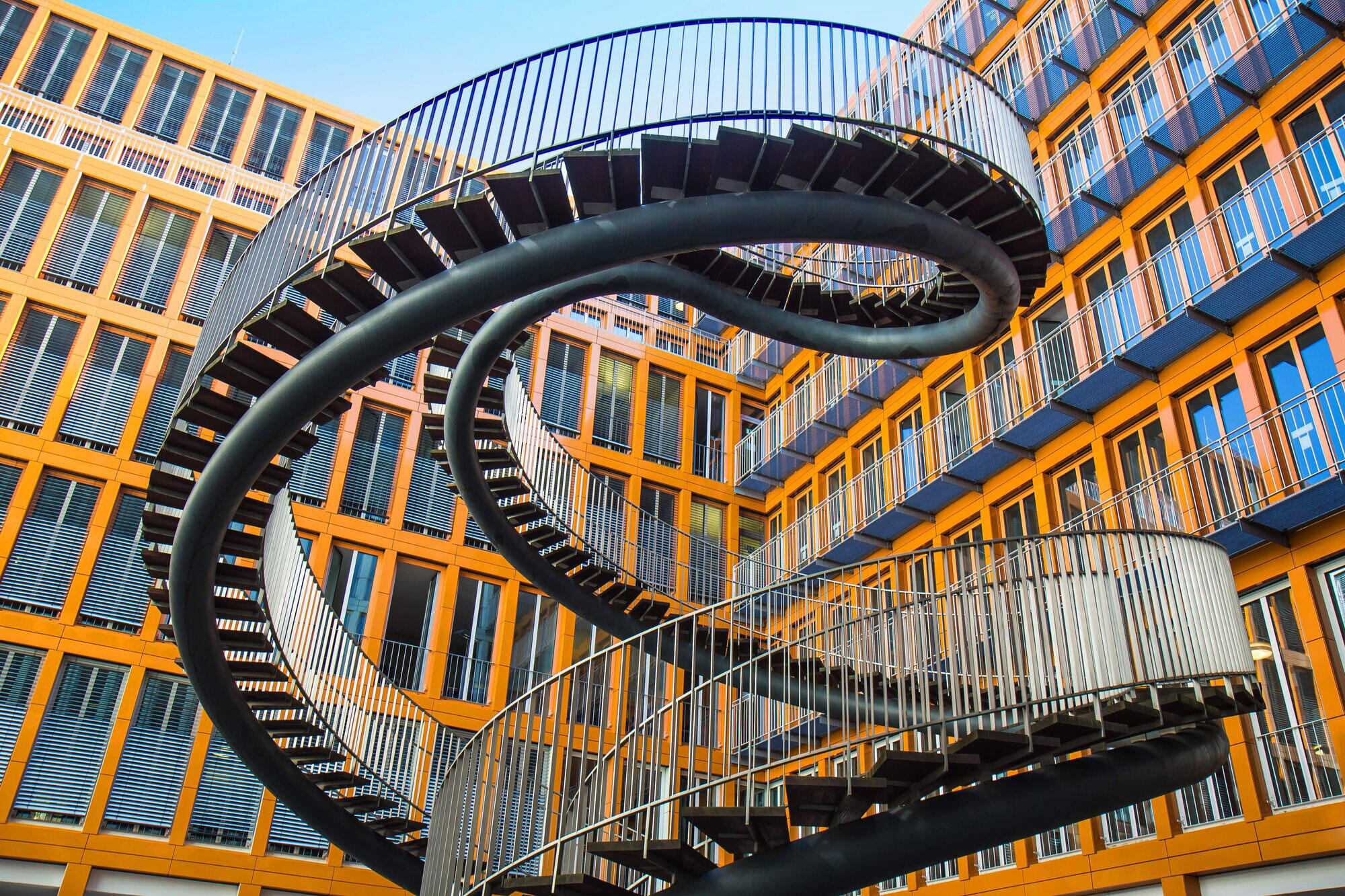 Kunstinstallation: Eine Treppe ohne Ende in Form einer Achterbahn.