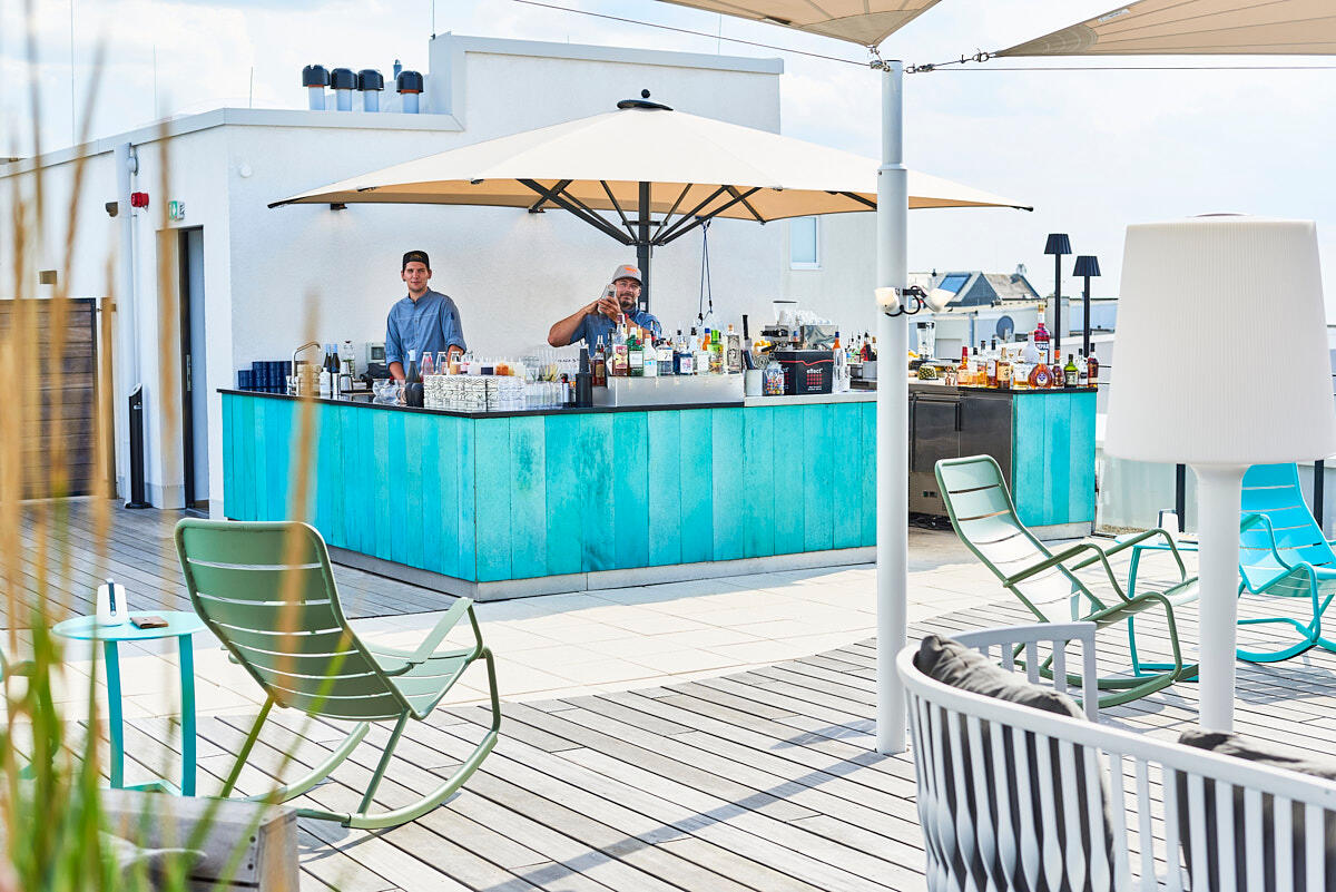 Türkise Bar mit Sonnenschirm auf Dachterrasse des New Wave Norderney