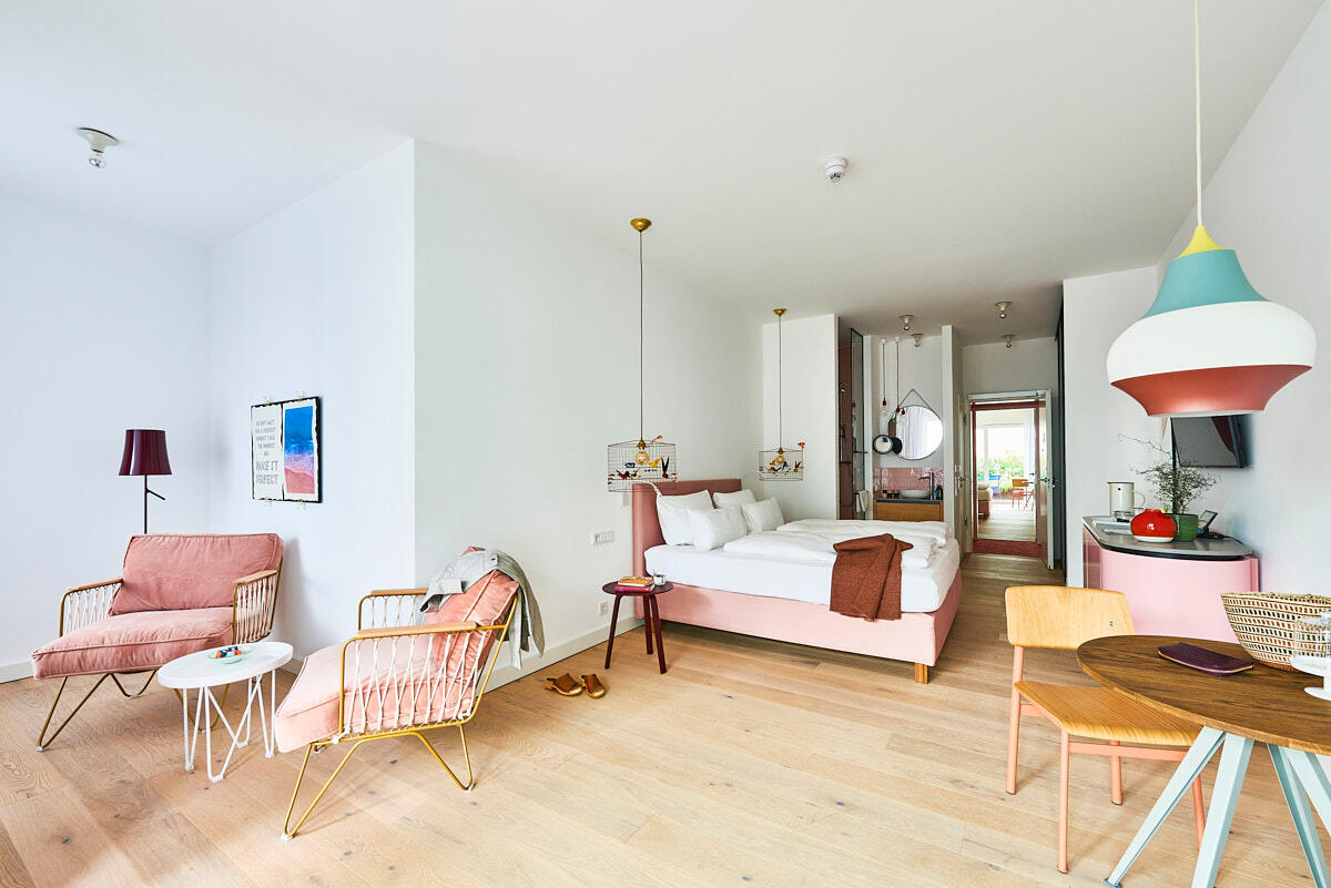 Zimmeransicht von Hotelzimmer im New Wave Nordernesy das im skandinavischen Stil gehalten ist