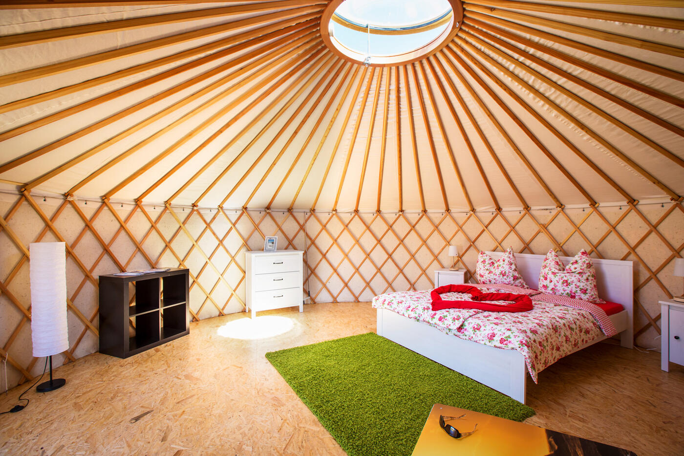 Ein Tenthouse von Innen: Möbliertes Zelt mit Glaskuppel, einem Doppelett, Teppich und Schränken