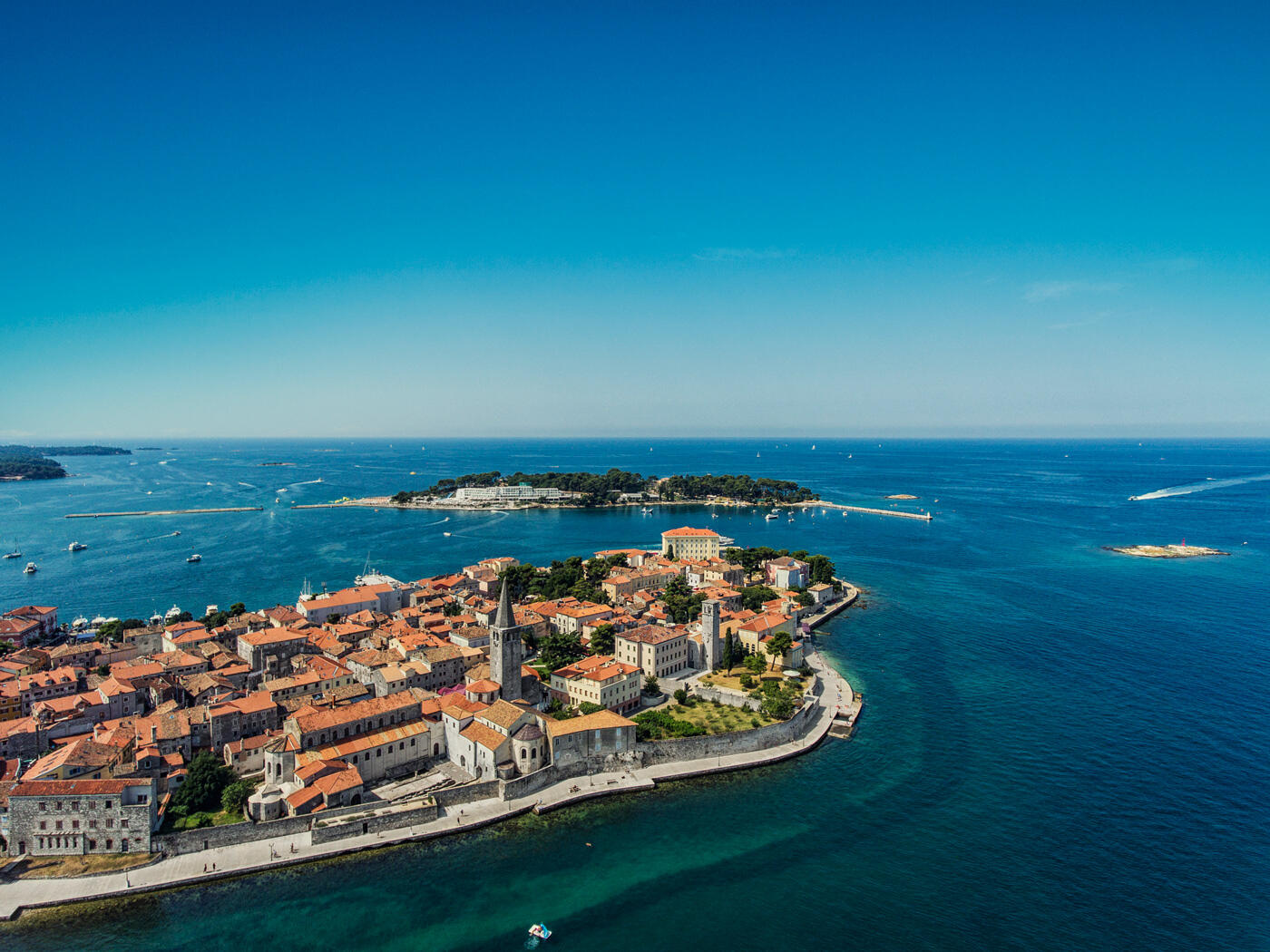 Blick auf Istrien: Stadt auf kleiner Halbinsel am Meer