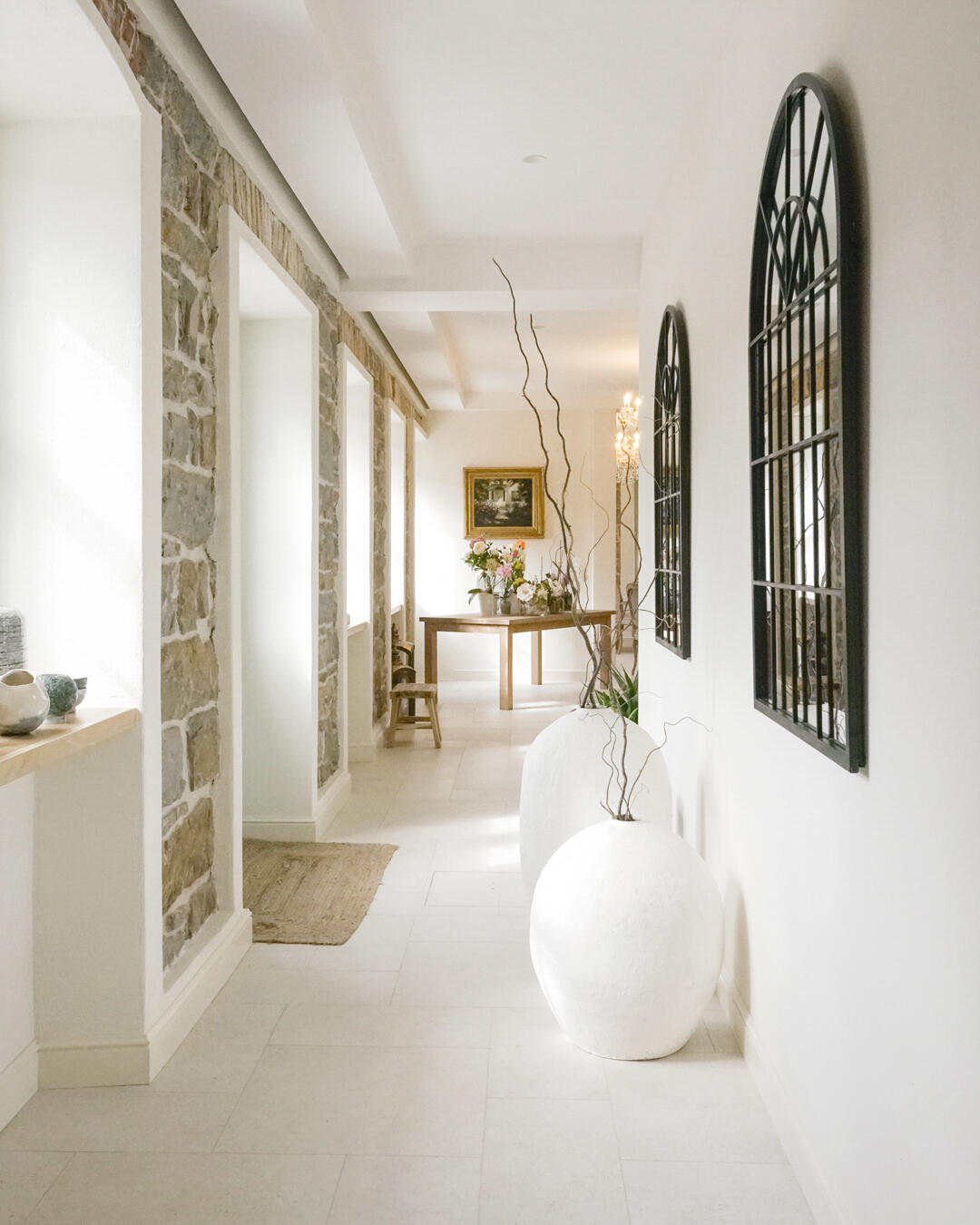 Hausgang im rustikalen Design in weiß, braunen Farben in der Villa Majda