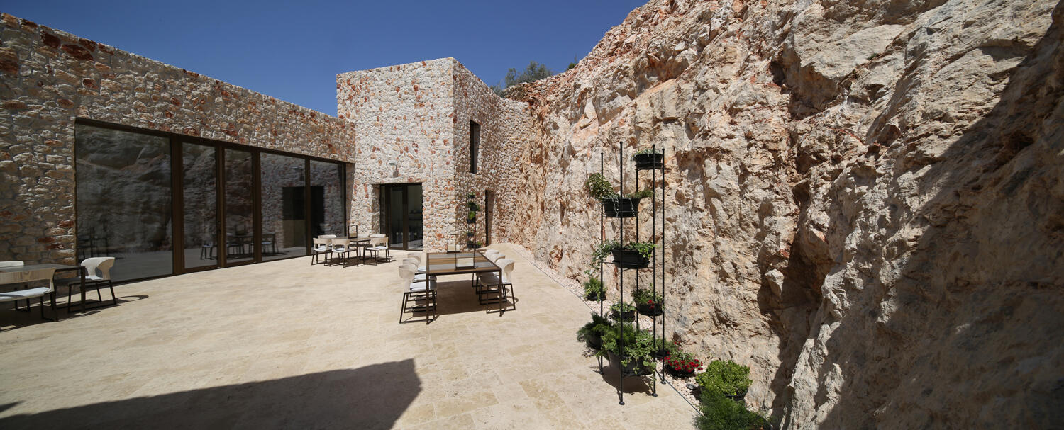 Bilick auf Restaurant-Terrasse und mit traditonellen kroatischen Steinmauern in der Villa Nai 3.3