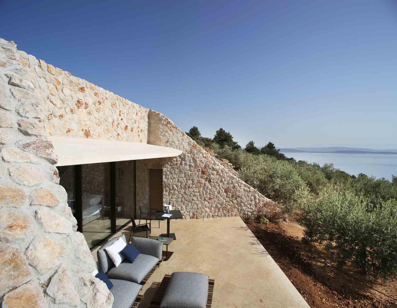 Blick auf die Terrasse der Villa Nai 3.3 mit Aussicht auf das Meer und Olivenhainen