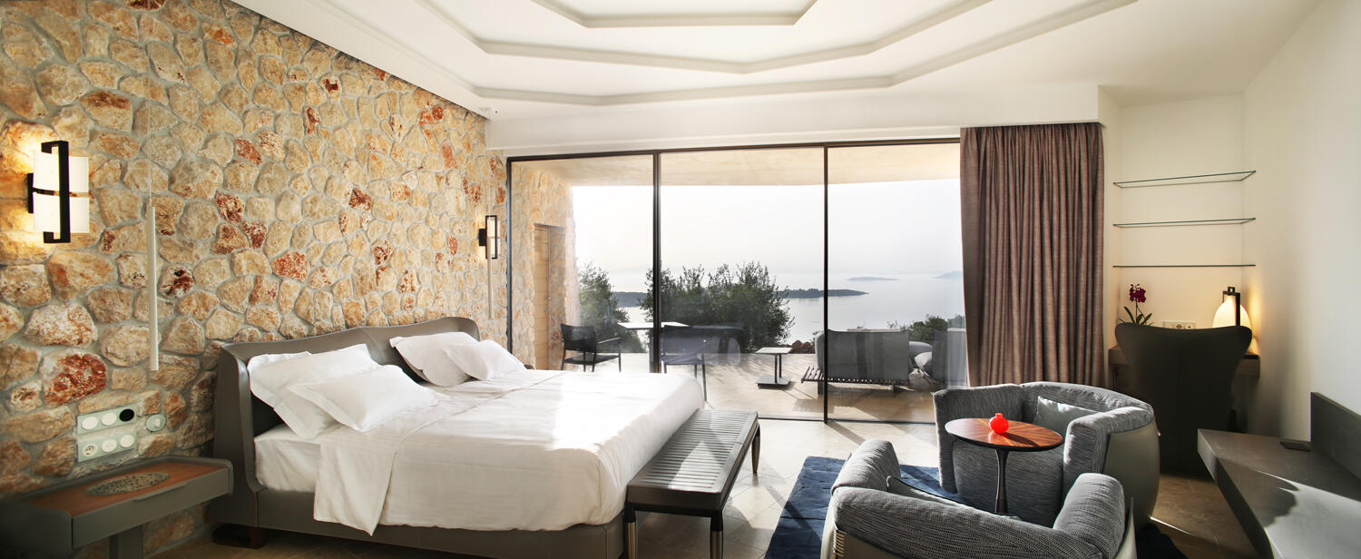 Blick auf Hotelzimmer mit Terrasse und Meerblick in der Villa Nai 3.3