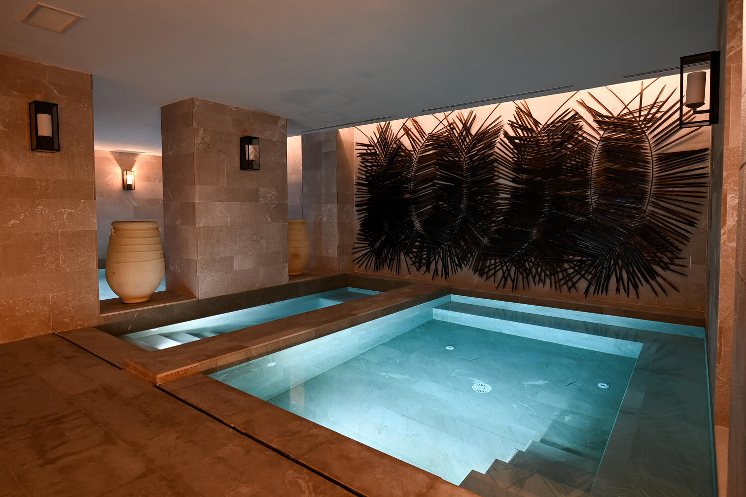Zwei kleine Indoor Pools in einem dunklen Hamam im Barefoot Hotel Mallorca