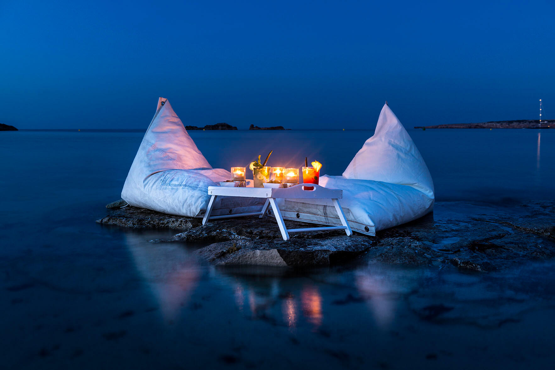 Bei der Beachbar People auf Formentera sitzt du ganz romantisch direkt am Wasser.