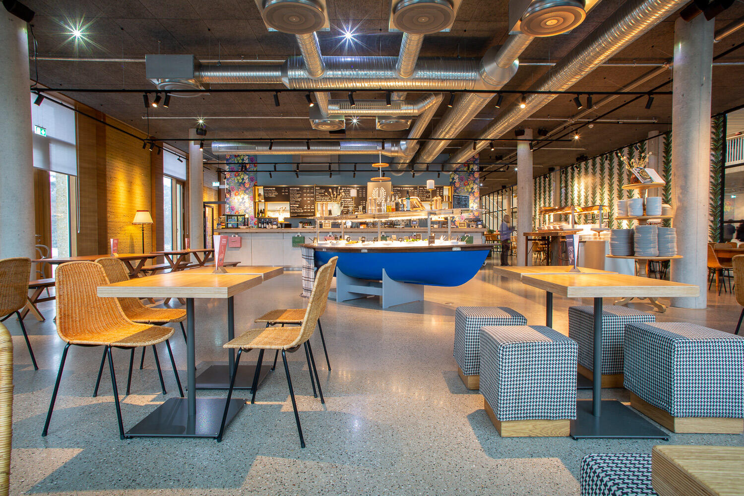 Tibitis Restaurant in Darmstadt: Großer Raum mit Sitzbereichen und Buffet