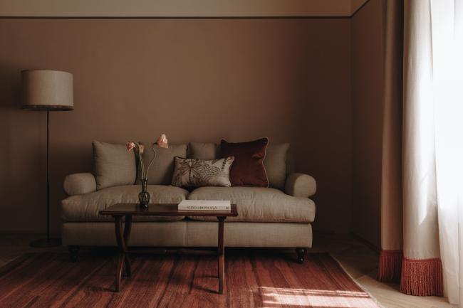 Couch in einem dunklen Raum mit rotem Teppich