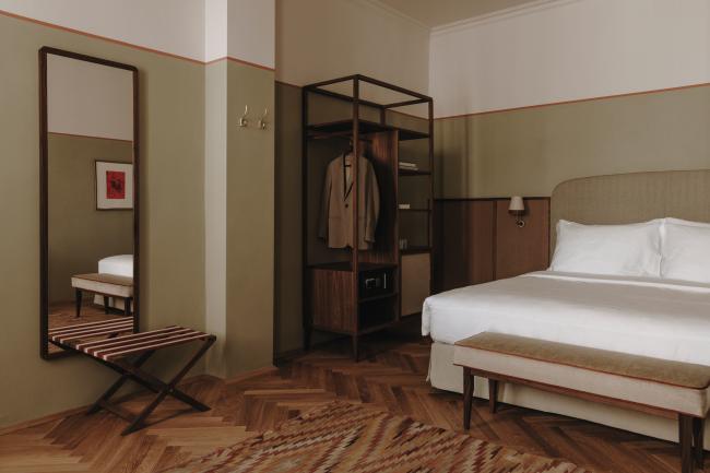 Hotelzimmer mit Doppelbett und Spiegel