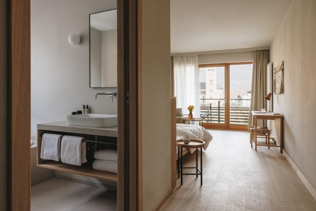 Hotelzimmer mit extra Bad und Doppelbett