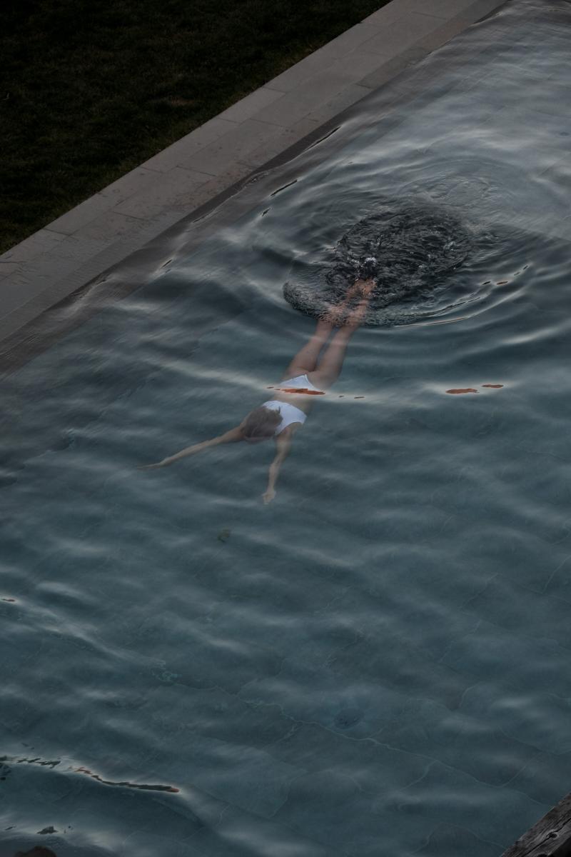 Frau, die in einem Pool taucht