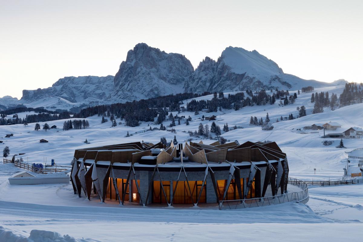 Rund gebautes modernes Hotel in verschneiter Landschaft